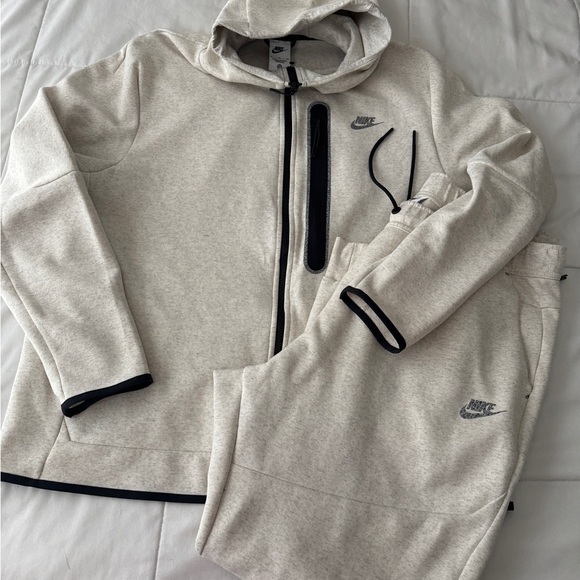 Nike Tech Suit-Cream Hoodie and Joggers Set- XL - Picture 4 of 6